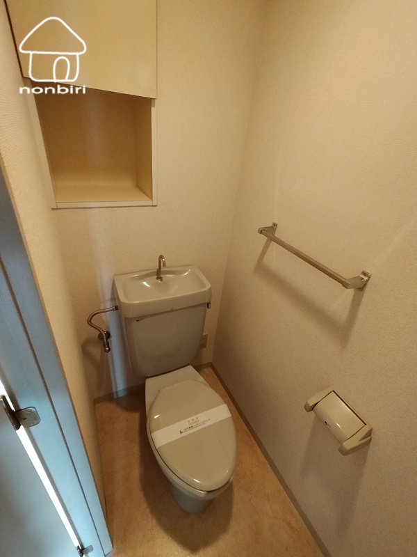 トイレ　トイレの収納も助かります（同じタイプの写真です）