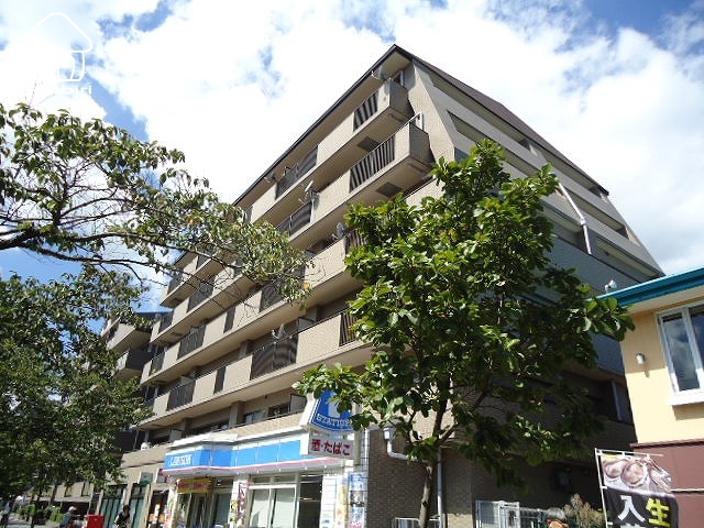 建物外観　1階に郵便局が入っているマンションです