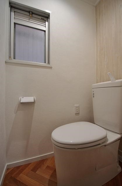 トイレ　トイレにも窓があります