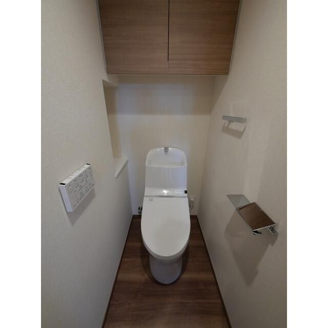 トイレ　落ち着いた色調のトイレです