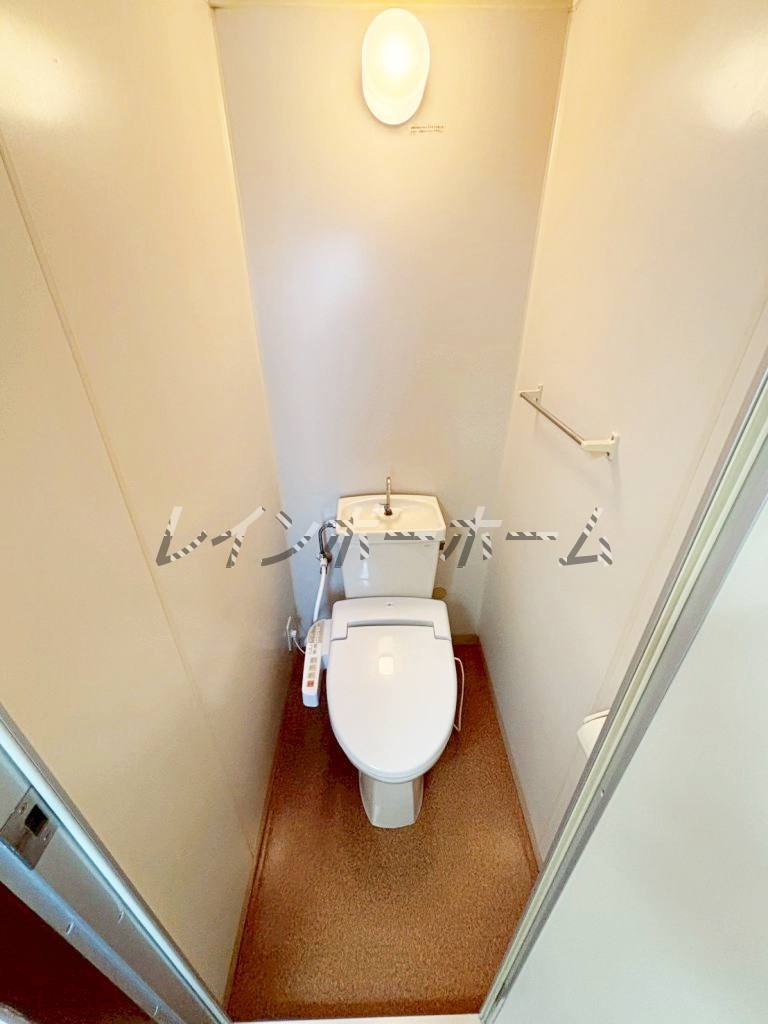 トイレ　落ち着いた色調のトイレです