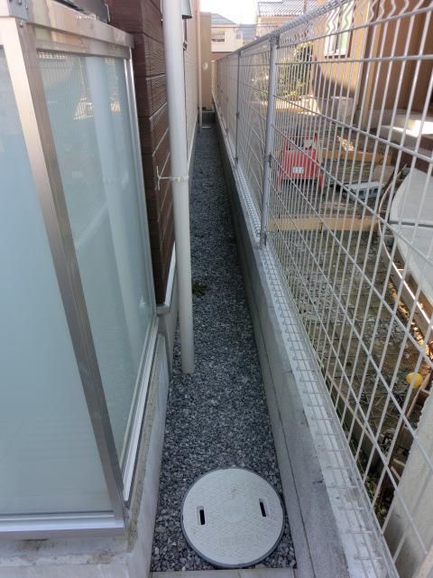 その他　防犯砂利敷いてあります