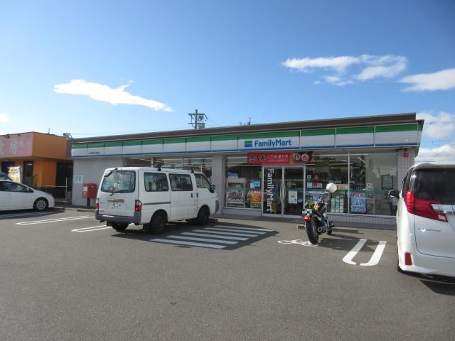 コンビニ　ファミリーマート（コンビニ）まで300m
