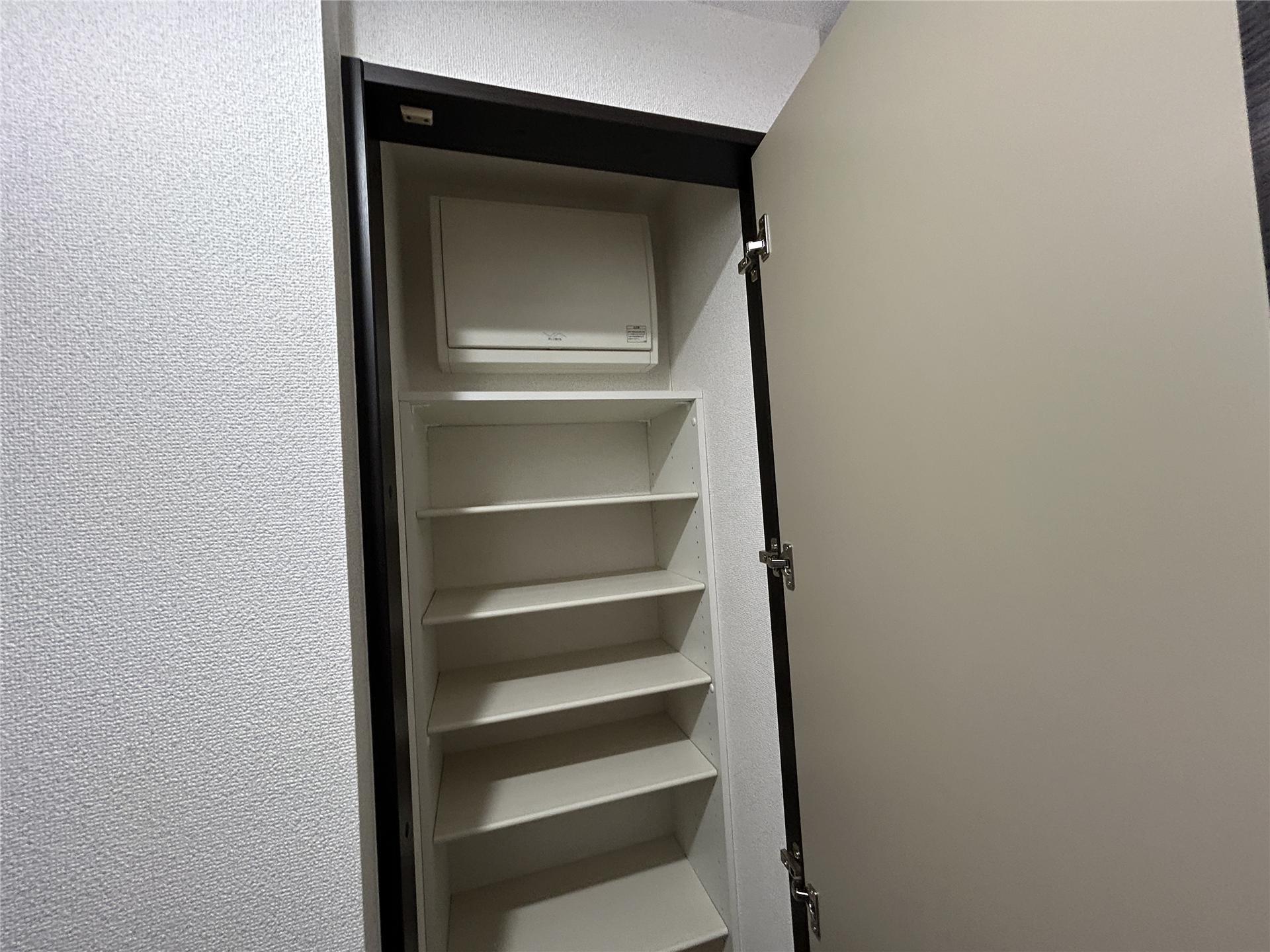 その他設備　食品の保管も出来る収納がキッチン脇に付いています