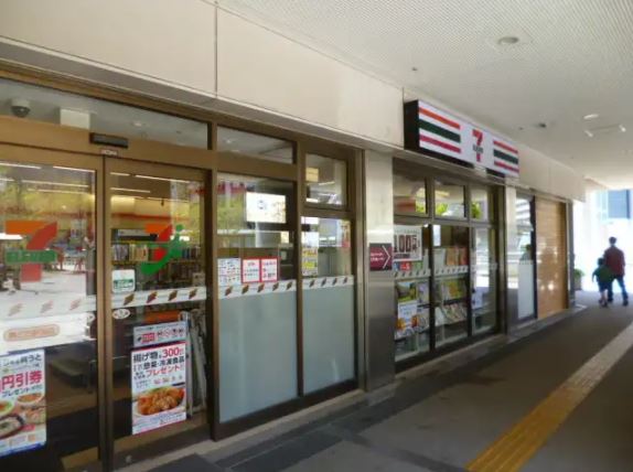 コンビニ　セブンイレブン 勝どき駅前店（コンビニ）まで6m