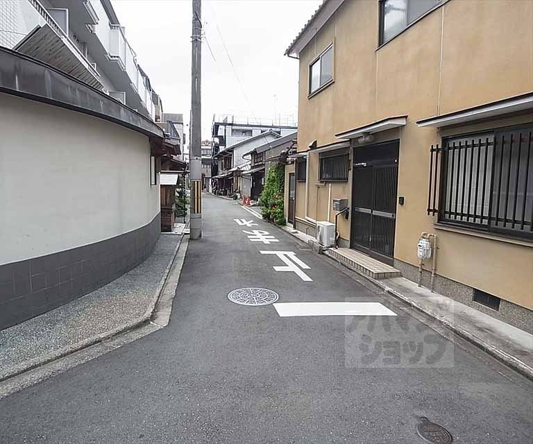 その他　前面道路です。