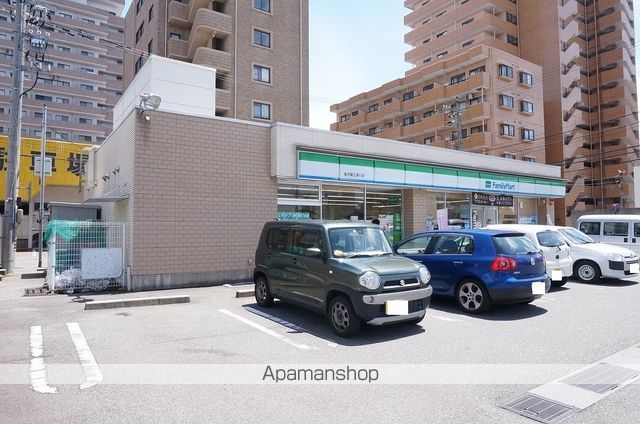 コンビニ　ファミリーマート（コンビニ）まで225m