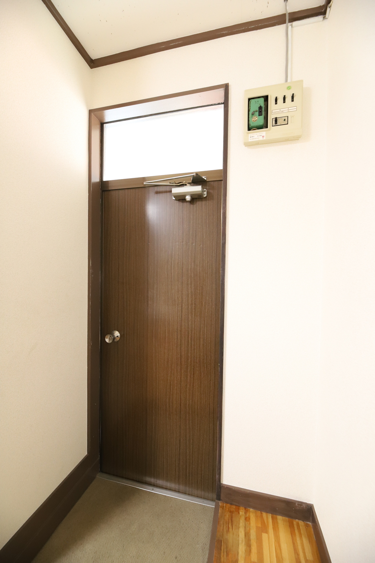 玄関　玄関も広々としております！ 玄関前にご自身でカーテンなど…