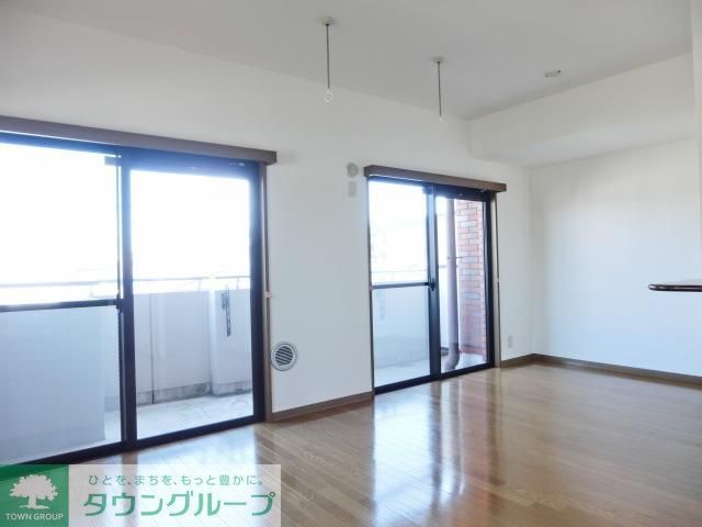 居室・リビング　全室フローリング、見晴らしの良い居室です