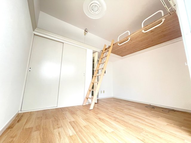 居室・リビング　天井が高く空間の広がりを感じられる洋室