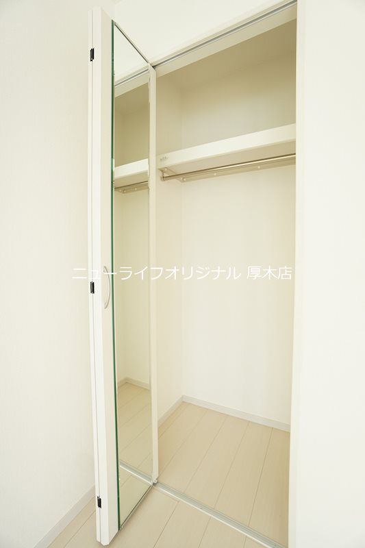 収納　姿見付で便利な収納スペース