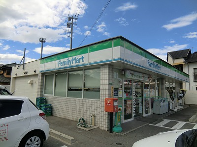 コンビニ　ファミリーマート（コンビニ）まで900m