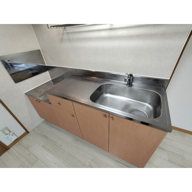 キッチン　※同型別部屋の写真です。色味等異なる可能性が有ります。