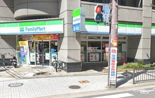 コンビニ　ファミリーマート 新町三丁目店（コンビニ）まで119m