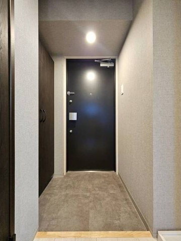 玄関　※写真は同じマンションの違う部屋のもの(反転タイプ)