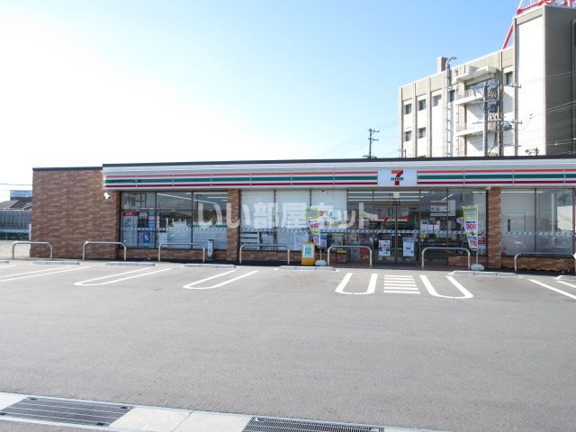 コンビニ　セブンイレブン松阪荒木店（コンビニ）まで523m