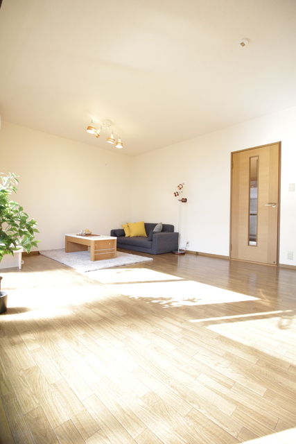 居室・リビング　モデルルーム参考写真。実際のお部屋に家具はありません。