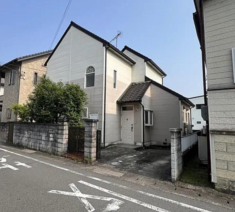 建物外観　ピンクと白の可愛い外観です