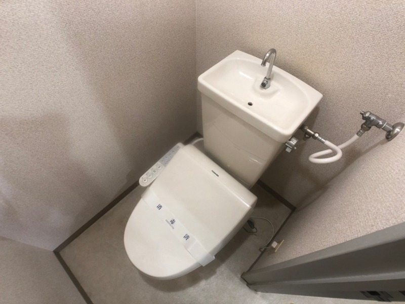 トイレ　こちらはトイレです。清潔感があり、安心して使用できます。