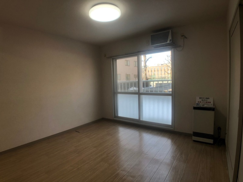 その他部屋・スペース　寝室はこちらです。光が差し込む、温かみのあるお部屋です。