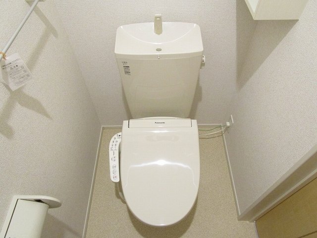 トイレ　落ち着いた色調のトイレです