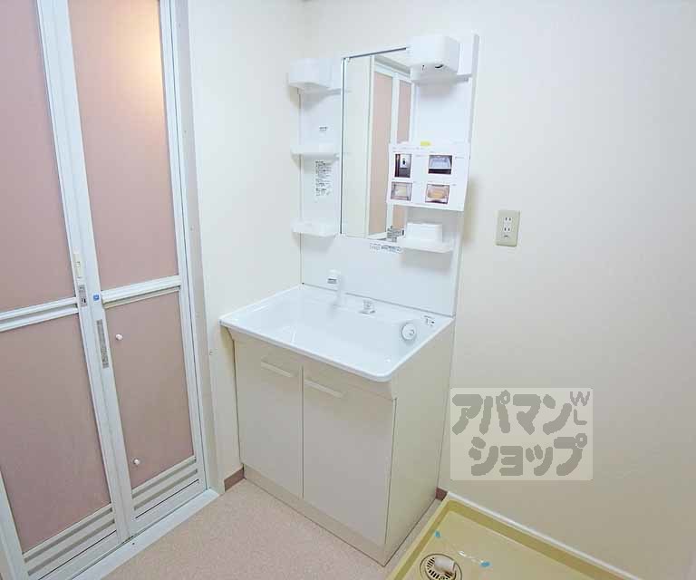 洗面設備　独立洗面台付きです。