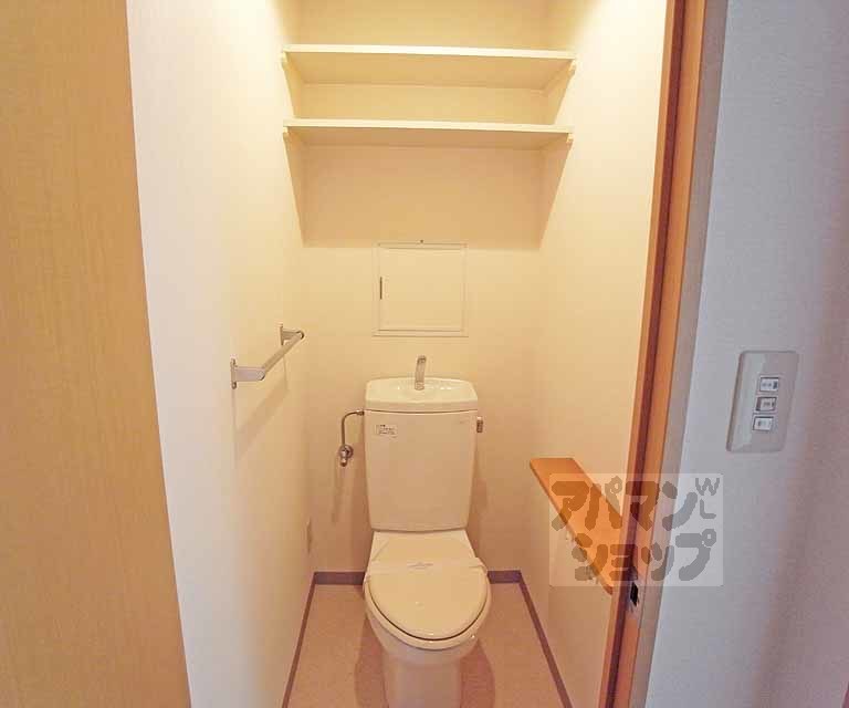 トイレ　収納があるトイレです。
