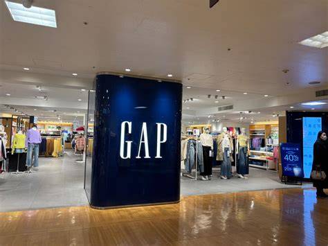 ショッピングセンター　GAPストア上野丸井（ショッピングセンター）まで147m