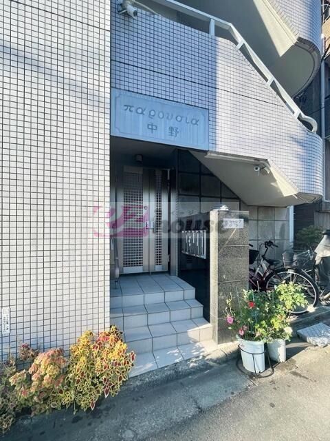 西武新宿線 新井薬師前駅 徒歩8分 3階建 築31年の外観写真