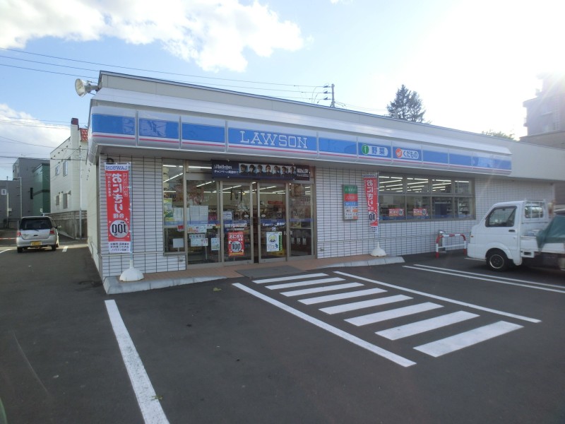 コンビニ　ローソン厚別駅前店（コンビニ）まで496m