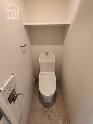 トイレ　トイレットペーパーなどがおけます