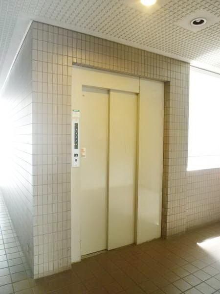 エントランス　エレベーター付き