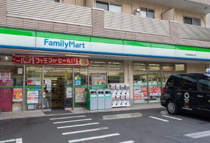 コンビニ　ファミリーマート 新宿税務署通り店（コンビニ）まで321m