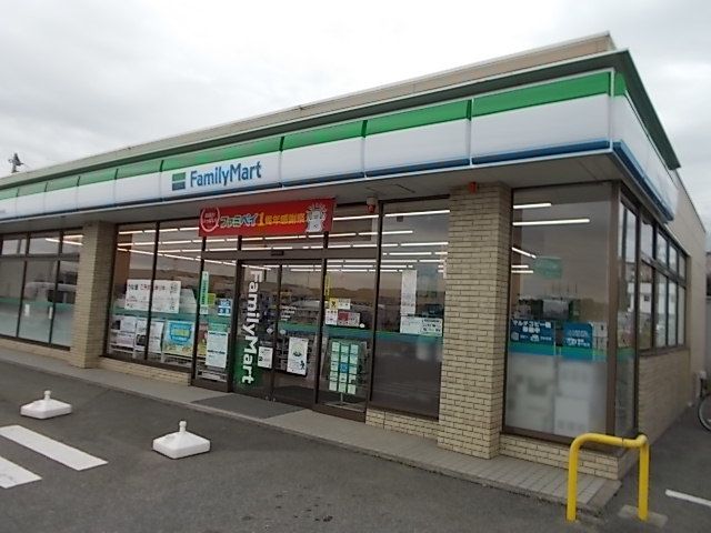 コンビニ　Family Mart（コンビニ）まで400m