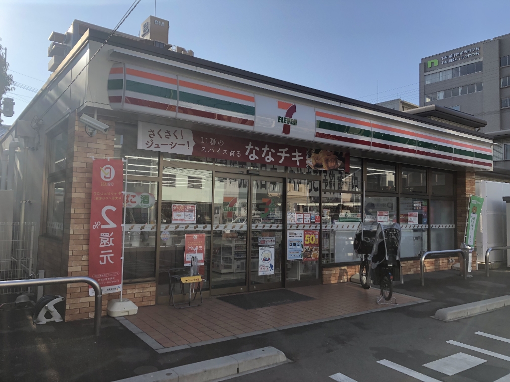 コンビニ　セブンイレブン 博多薬院店（コンビニ）まで70m