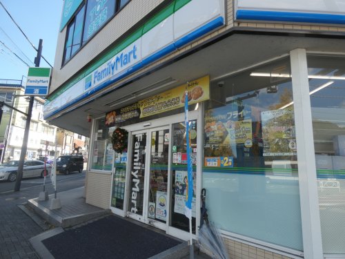 コンビニ　ファミリーマート 秀栄高尾駅北口店（コンビニ）まで586m