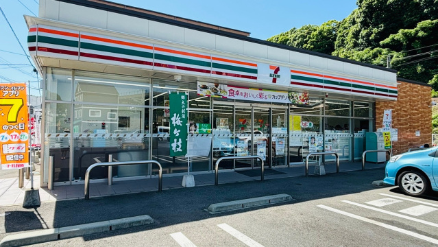 コンビニ　セブンイレブン佐世保中央病院前店（コンビニ）まで732m