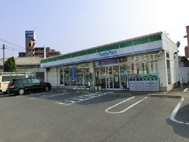 コンビニ　ファミリーマート（コンビニ）まで200m
