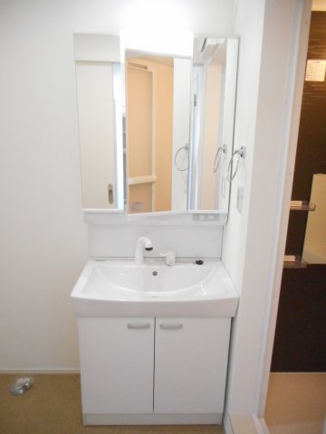 洗面設備　独立洗面台あり、毎朝おしゃれに忙しい女性の方におすすめです