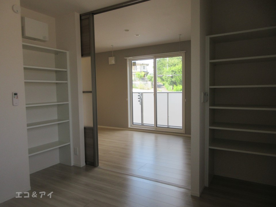 その他　洋室の収納棚