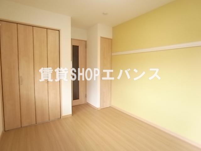 その他部屋・スペース　開放的な寝室です