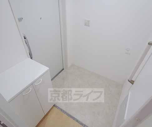 玄関　しまえる腰掛付です。