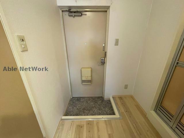玄関　※同物件別部屋の写真です。