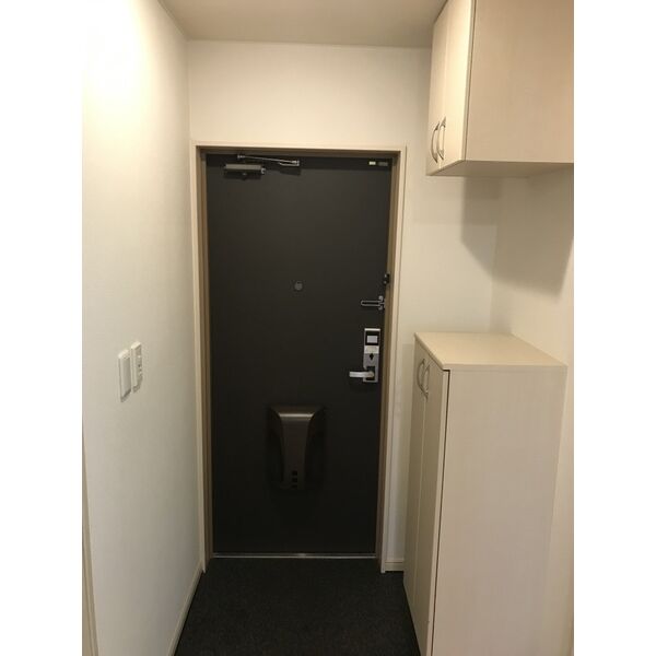 玄関　掲載写真は空室の別部屋を掲載しております。実際のお部屋と仕様