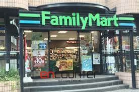 コンビニ　ファミリーマート南青山四丁目店（コンビニ）まで290m
