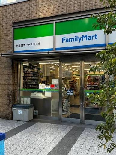 コンビニ　ファミリーマート西新宿オークテラス店（コンビニ）まで115m