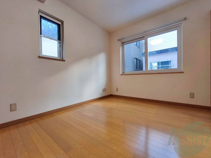 その他部屋・スペース　こちらのお部屋は光が差し込む、温かみのあるお部屋です。