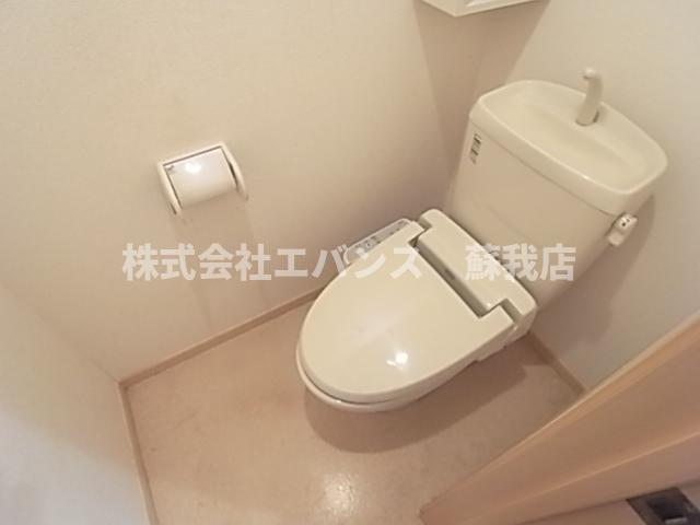 トイレ　落ち着いた色調のトイレです