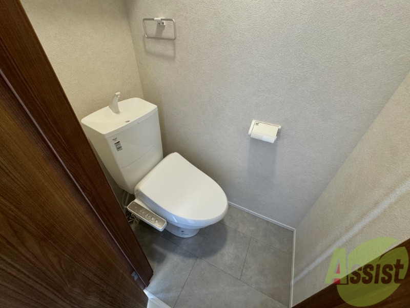トイレ　トイレはウォシュレット機能付きです。安心して使用できますね。