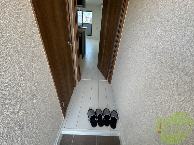 玄関　玄関から撮影しました。明るい印象ですね。